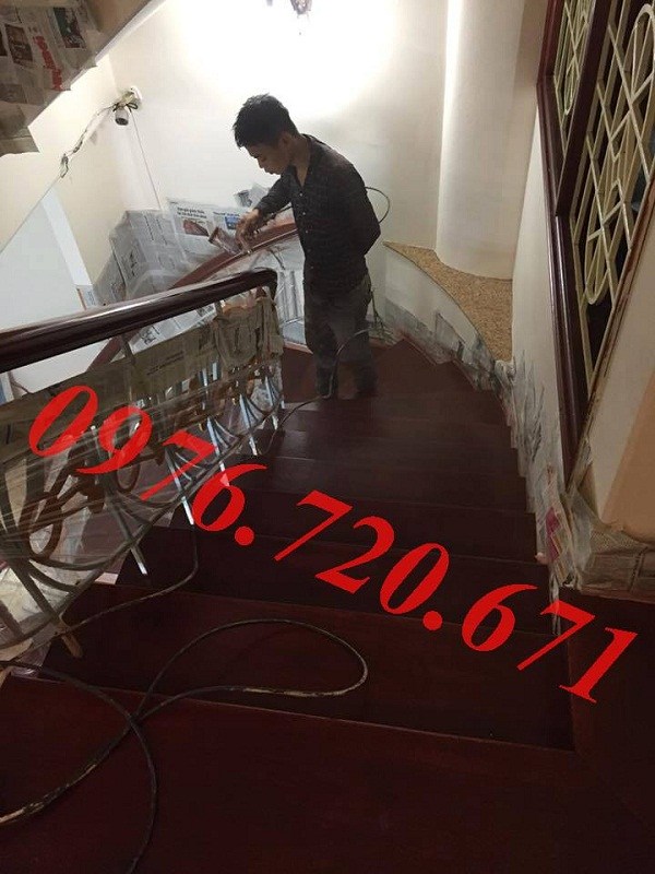 Sơn cầu thang gỗ giá rẻ tại Hà Nội