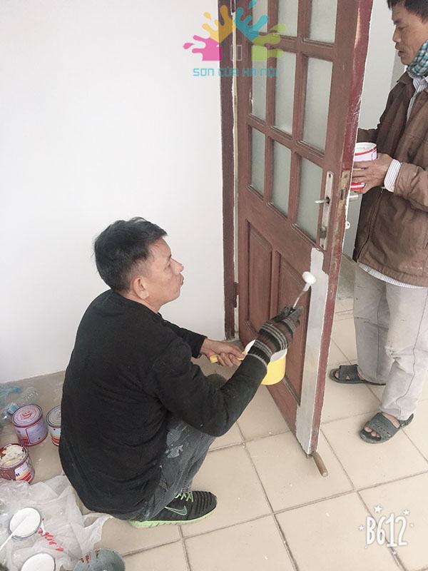 Thợ sơn đồ gỗ tại nhà Hà Nội
