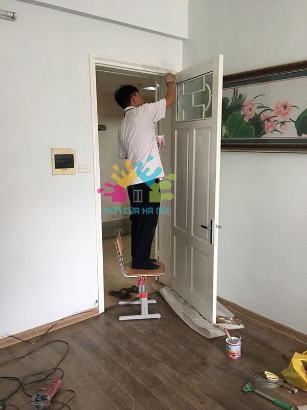 Thợ sơn cửa gỗ màu trắng tại Trần Thái Tông