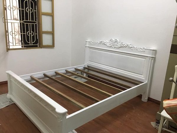 Nhận sơn đổi màu giường gỗ màu trắng tại Hà Nội