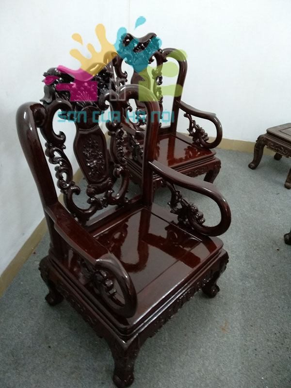 Thợ đánh vecni bàn ghế gỗ tại Hoàng Cầu, Đống Đa, Hà Nội