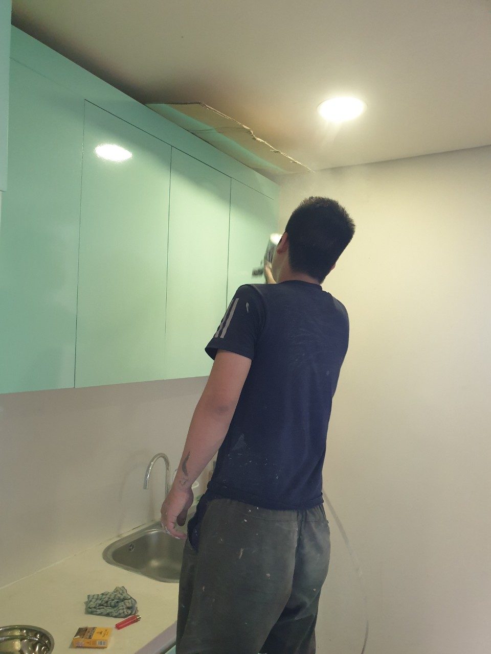 Thợ sơn PU tủ bếp theo yêu cầu cho nhà chung cư ở Hà Nội