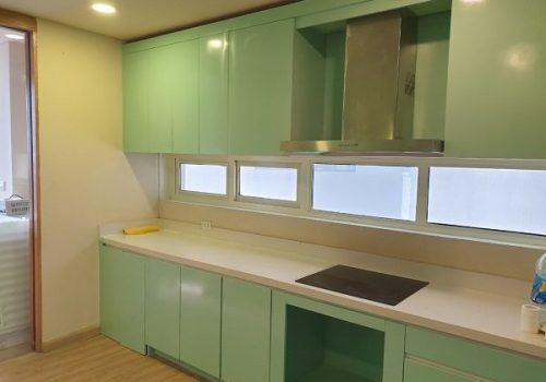 Thợ sơn PU tủ bếp theo yêu cầu cho nhà chung cư ở Hà Nội