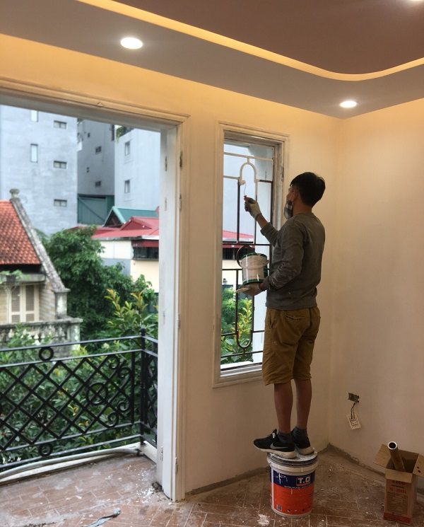 Thợ sơn cửa gỗ màu trắng tại Triệu Việt Vương, Bùi Thị Xuân, Hà Nội