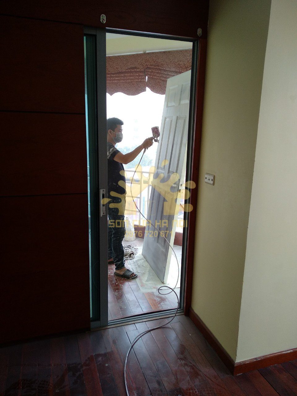 Dịch vụ sơn cửa gỗ màu trắng tại chung cư Bộ Công An, Phạm Văn Đồng