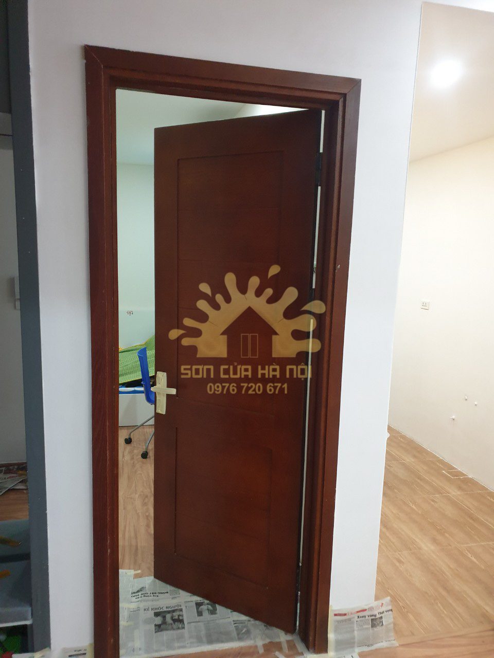 Dịch vụ sơn cửa gỗ màu trắng tại chung cư Bộ Công An, Phạm Văn Đồng